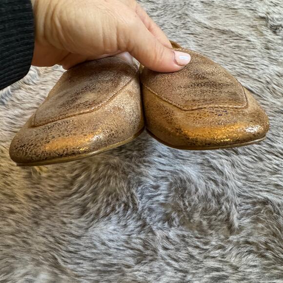 Donald Pliner DeeDee Size 7 Metallic Leather Flats Loafer EUC Gold Distressed - Picture 5 of 10